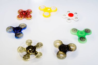 Beyaz bir arka plan üzerinde farklı spinners