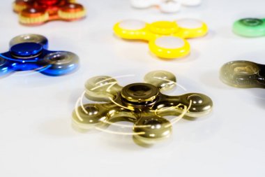 Beyaz bir arka plan üzerinde farklı spinners