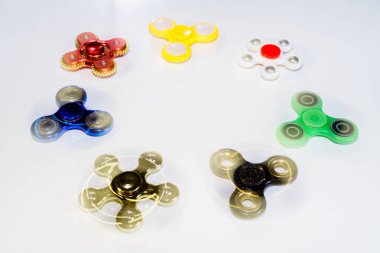 Beyaz bir arka plan üzerinde farklı spinners