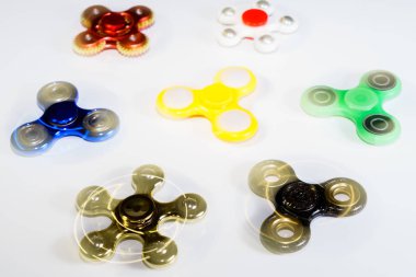 Beyaz bir arka plan üzerinde farklı spinners