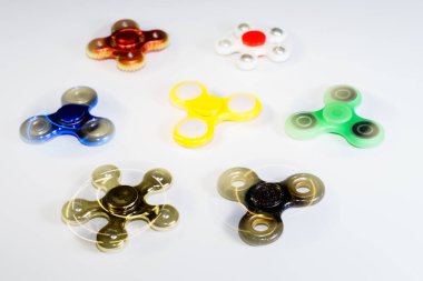 Beyaz bir arka plan üzerinde farklı spinners