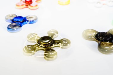 Beyaz bir arka plan üzerinde farklı spinners