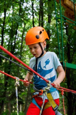 Aktif çocuk eğlence. İp park tırmanma