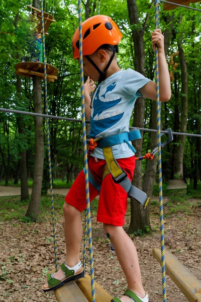 活跃的儿童娱乐活动 攀登绳索公园 — 图库照片