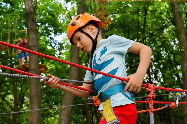 Recreación Infantil Activa Escalando Parque Cuerdas — Foto de Stock