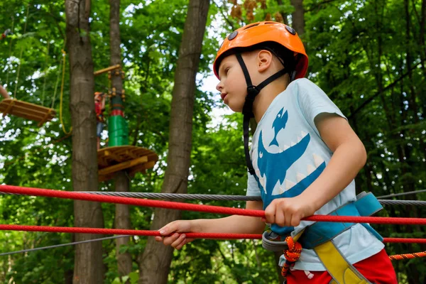 Recreação Crianças Ativas Escalando Parque Cordas — Fotografia de Stock