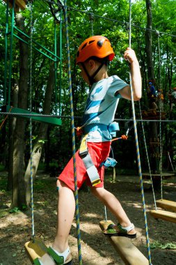 Aktif çocuk eğlence. İp park tırmanma
