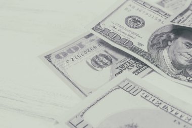 100 dolarlık banknotların arkaplanı