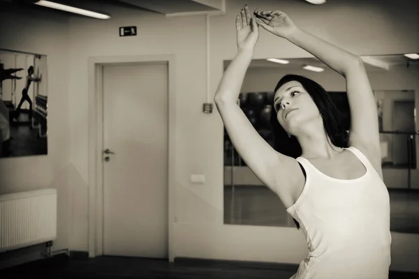 Menina Bonita Dançando Estúdio Fitness — Fotografia de Stock