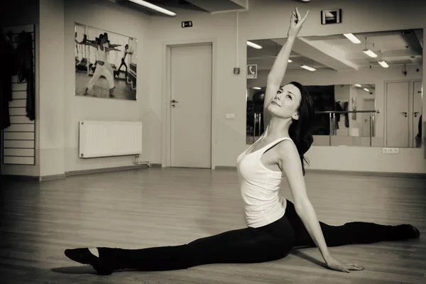 Beautiful Girl Dancing Fitness Studio — Stock Photo, Image