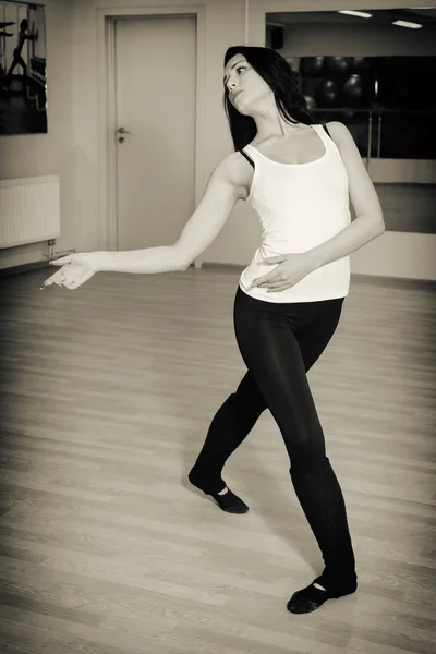 Hermosa Chica Bailando Gimnasio — Foto de Stock