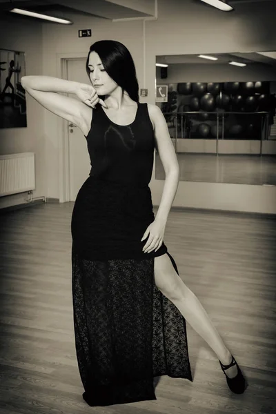 美しい少女フィットネス スタジオでダンス — ストック写真
