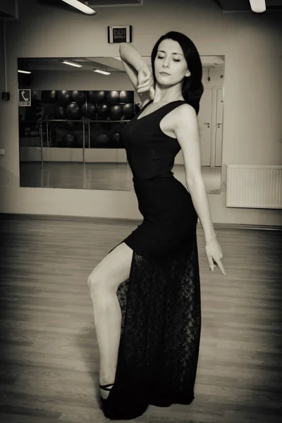 美しい少女フィットネス スタジオでダンス — ストック写真