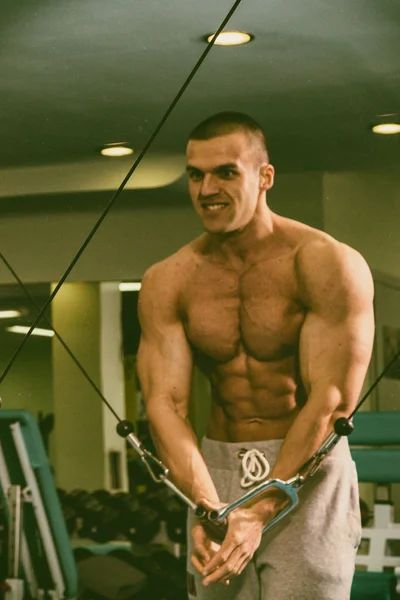 Muskulöser Männlicher Körper Ergebnis Bodybuilding Workouts — Stockfoto