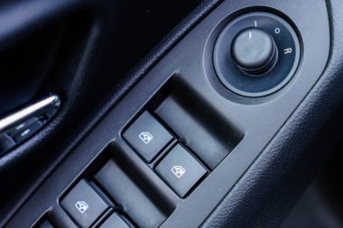 Arabada cam otomatiği