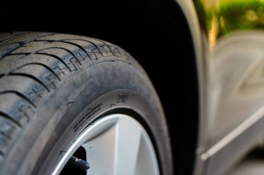 Açık kemerli ve arabanın tekerlekleri