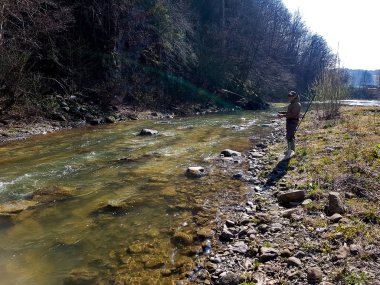 Nehirde balık balıkçı yakalar