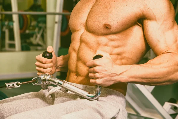 Uomo Muscolare Che Lavora Palestra Facendo Esercizi — Foto Stock