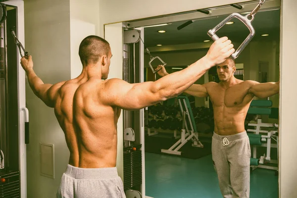 Spor Salonunda Egzersiz Yapan Kaslı Bir Adam — Stok fotoğraf