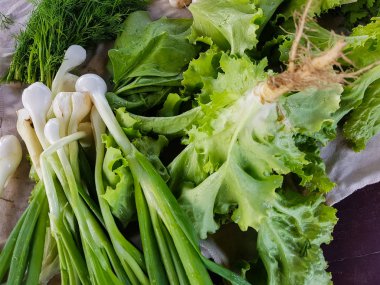 taze yeşil salata ve soğan