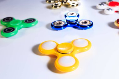 Modaya uygun iplik eğiren çocuklar için