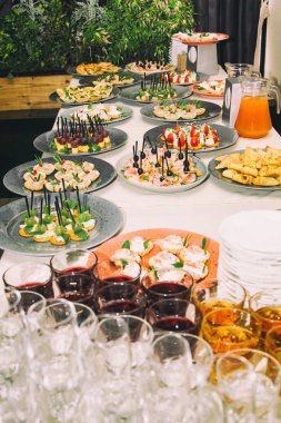 Tablo ile birçok yemekler açık büfe