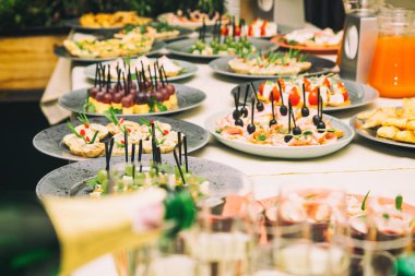 Tablo ile birçok yemekler açık büfe