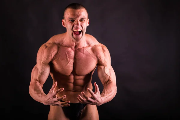 Muskulöse und fitte junge Bodybuilder Fitness männliche Modell posiert ove — Stockfoto