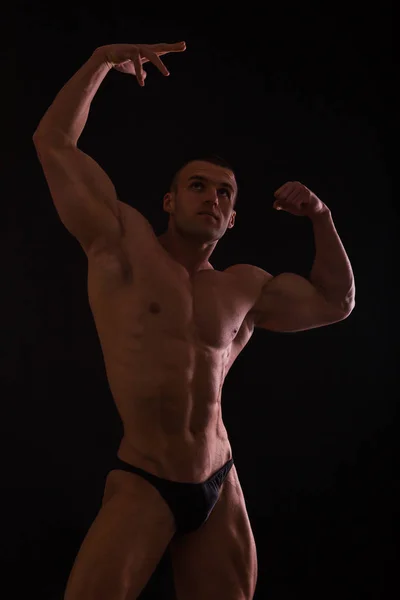 М'язистий і підходить молодий культурист фітнес чоловічої моделі позує — стокове фото