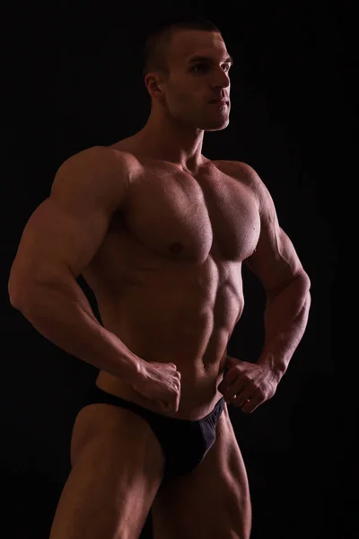 Musclé et en forme jeune bodybuilder fitness modèle masculin posant ove — Photo