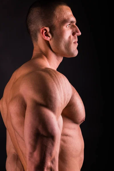 Gespierd en fit jonge bodybuilder fitness mannelijk model poseren ove — Stockfoto