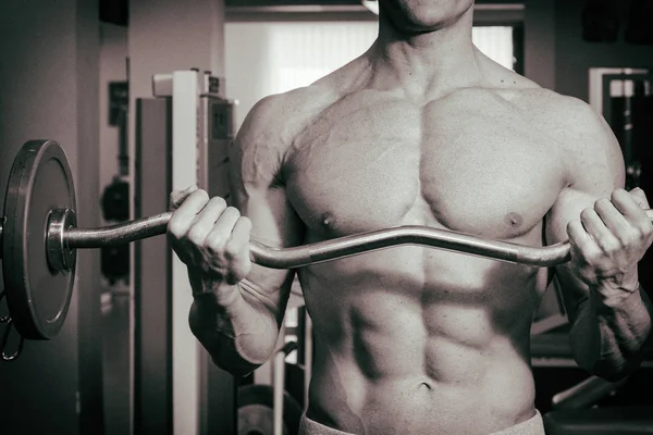 Muskulös man tränar i gym gör övningar — Stockfoto