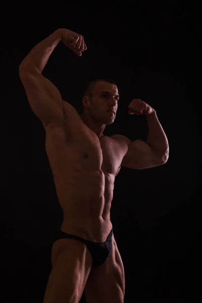 Musclé et en forme jeune bodybuilder fitness modèle masculin posant ove — Photo