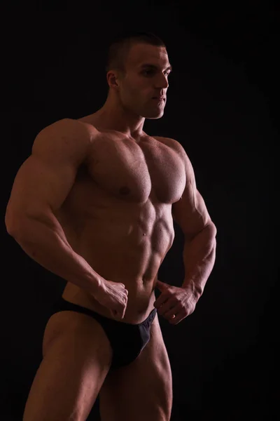 Muskulös och passar unga bodybuilder fitness manlig modell poserar ove — Stockfoto