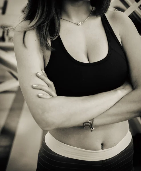 Vacker flicka i fitnesstudion — Stockfoto