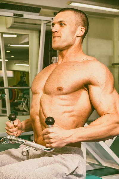 Homme musclé travaillant dans la salle de gym faire des exercices — Photo