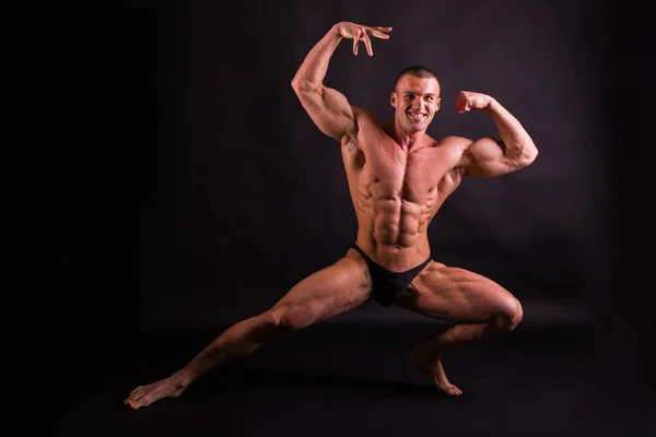 Kas ve formda genç vücut geliştirmeci fitness erkek model Ove poz — Stok fotoğraf