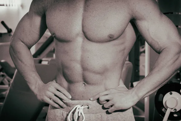 Muskulöser Mann trainiert im Fitnessstudio bei Übungen — Stockfoto