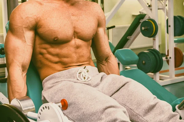 肌肉男在健身房做运动 — 图库照片