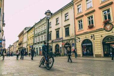 Krakow, Polonya - 25 Eylül 2016: Krakow eski sokaklarında