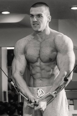 Adam ağırlık vasıl belgili tanımlık jimnastik salonu ile nişanlandı