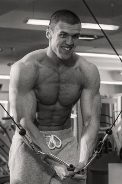 Adam ağırlık vasıl belgili tanımlık jimnastik salonu ile nişanlandı