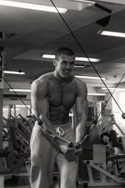 Adam ağırlık vasıl belgili tanımlık jimnastik salonu ile nişanlandı