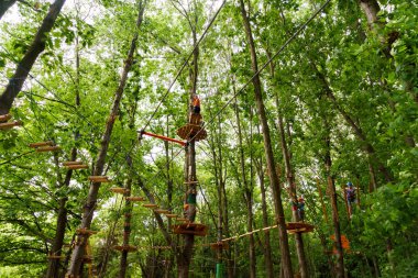 Çocuk bir kolye park tırmanıyor