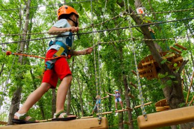 Çocuk bir kolye park tırmanıyor