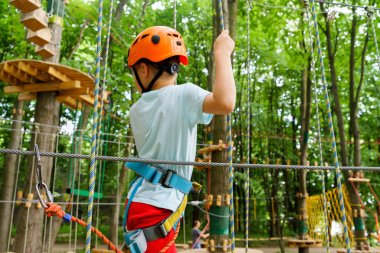 Çocuk bir kolye park tırmanıyor