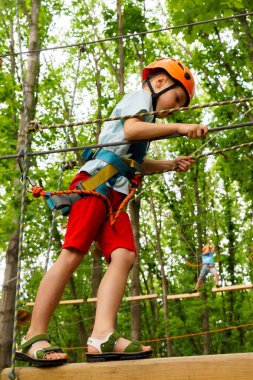 Çocuk bir kolye park tırmanıyor