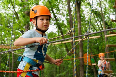 Çocuk bir kolye park tırmanıyor