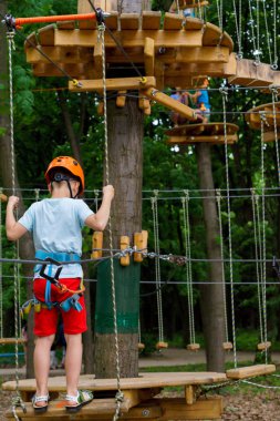 Çocuk bir kolye park tırmanıyor