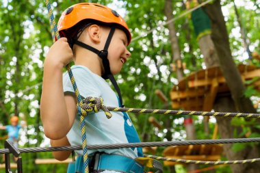 Çocuk bir kolye park tırmanıyor